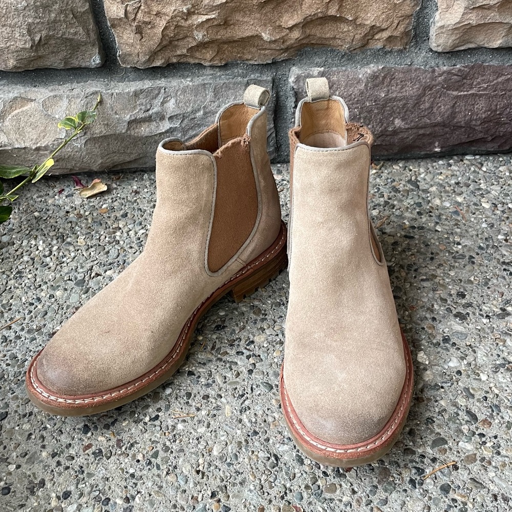 EUC!! Sofft Suede Leather Chelsea Boots Size 7